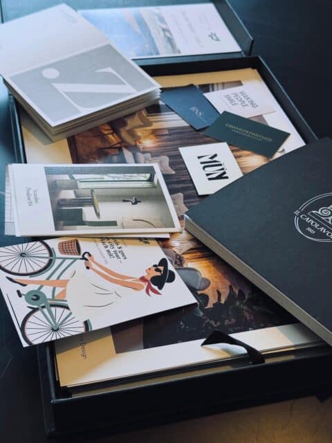 DIE FEINE ART SICH ZU ZEIGEN
Unsere Box zeigt feine Drucksachen aus unserem «Design Labor»: Visitenkarten, Postkarten, Broschüren. Klar im Design, hochwertig in der Umsetzung – und mit viel Gespür für Form und Inhalt.

DESIGN. ODER NICHT SEIN.

Design Labor, Visual Design Agency
Signaustrasse 14
CH-8008 Zürich
T 079 887 78 88
info@design-labor.ch

#designagentur #grafikdesign #branding