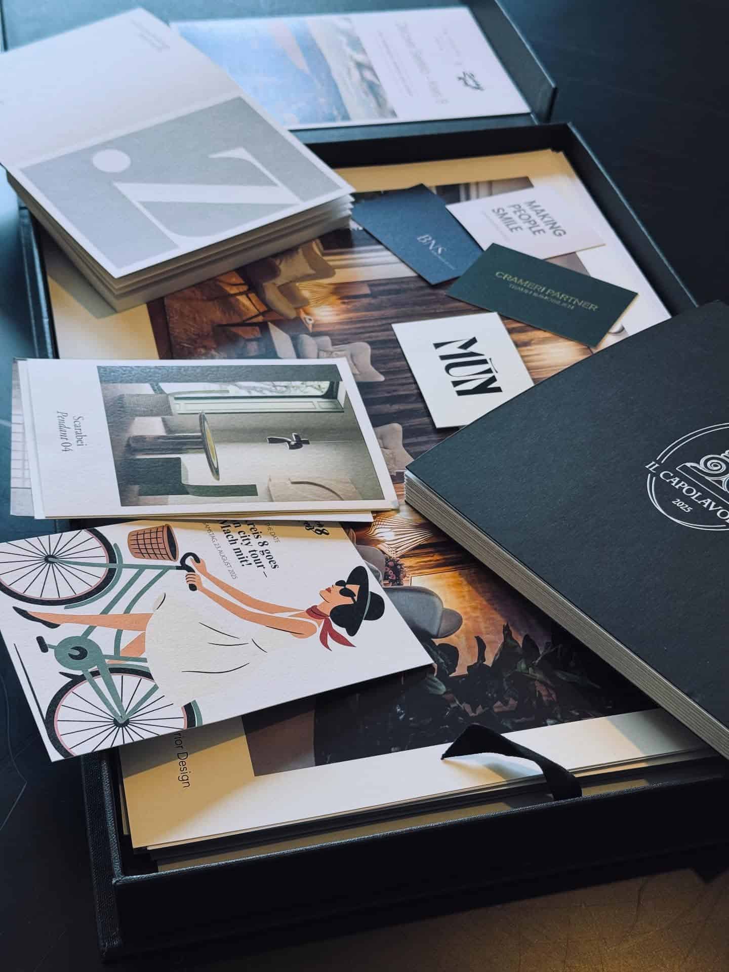 DIE FEINE ART SICH ZU ZEIGEN
Unsere Box zeigt feine Drucksachen aus unserem «Design Labor»: Visitenkarten, Postkarten, Broschüren. Klar im Design, hochwertig in der Umsetzung – und mit viel Gespür für Form und Inhalt.

DESIGN. ODER NICHT SEIN.

Design Labor, Visual Design Agency
Signaustrasse 14
CH-8008 Zürich
T 079 887 78 88
info@design-labor.ch

#designagentur #grafikdesign #branding