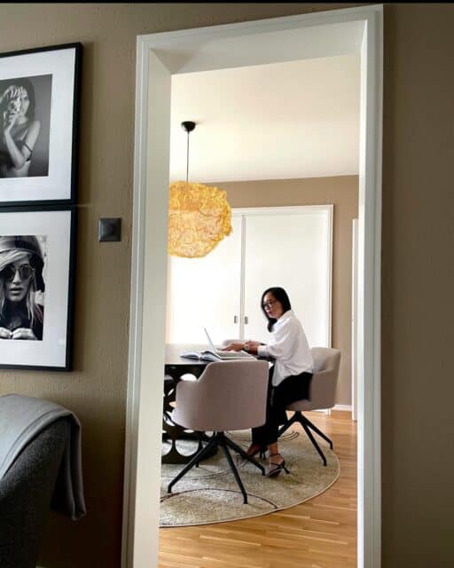 «MOOD - ein stilvolles und gemütliches Ambiente ist von entscheidender Bedeutung für eine innovative und kreative Agentur, wie wir es sind. Wir danken @peterdyoung und seinem @hollandyoungeventdesign Team für das Interior Design Konzept.»

Jutamas Rindlisbacher, Creative Director
@designlaborzurich