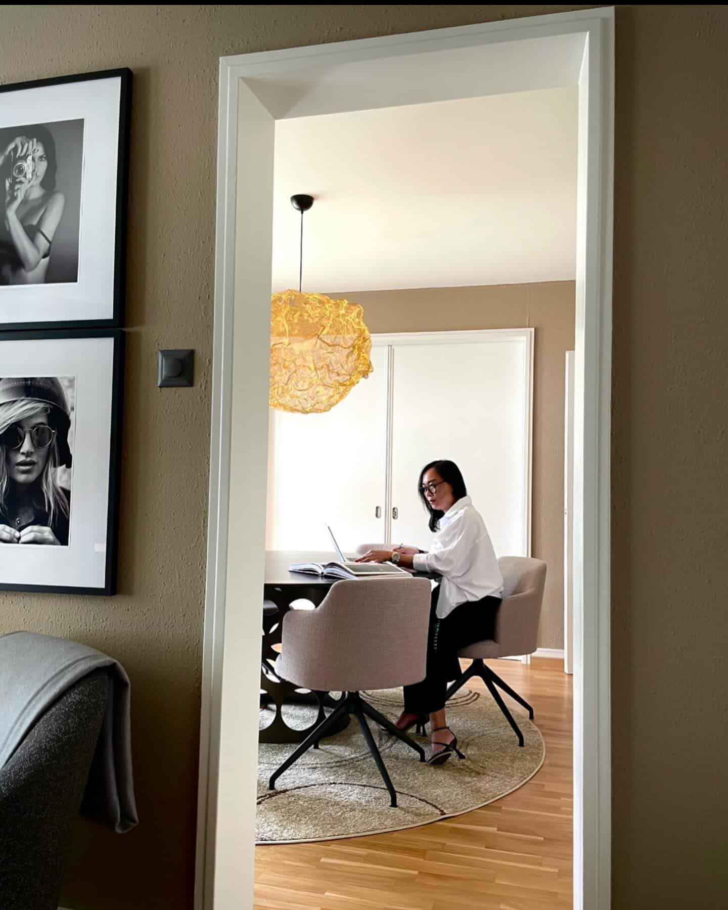 «MOOD - ein stilvolles und gemütliches Ambiente ist von entscheidender Bedeutung für eine innovative und kreative Agentur, wie wir es sind. Wir danken @peterdyoung und seinem @hollandyoungeventdesign Team für das Interior Design Konzept.»

Jutamas Rindlisbacher, Creative Director
@designlaborzurich