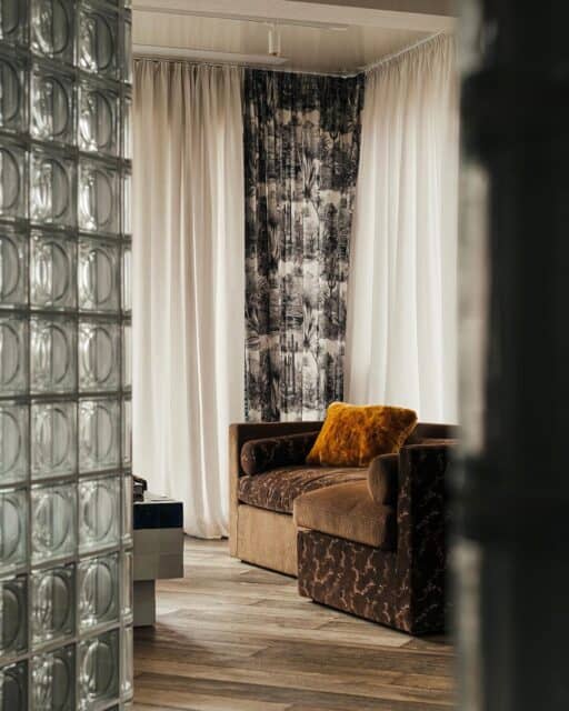 NEUE PROJEKTE mit Karolina Rochman-Drohomirecka, Innen-Architektin und Farbdesignerin

@karolinarochmandesign hat an der Technischen Universität Gdańsk und der HAWK Hildesheim in Deutschland studiert. Sie bringt umfangreiche Erfahrung in Stadt- und Innendesignprojekten mit und ist eine Spezialistin für Farbgestaltung. Zu ihren bemerkenswerten Projekten zählen unter anderem California, Single Man, Pulse, Crystalline Water und Lost in LA, die ihren individuellen und farblich markanten Stil unterstreichen.

FOTOS

Gläsernes Haus an der Ostsee: kürzlich erschienen im AD Magazin 

Hier verschmelzen Modernismus und Postmodernismus, während gläserne Gebäude auf Gehwege aus Betonstein treffen. Das von Karolina gestaltete Ferienapartment erinnert an alte ägyptische Felder, die von Wasser umgeben sind, und wurde aus den Wünschen, Ideen und Scherzen einer fünfköpfigen Familie erschaffen.

ZUSAMMENARBEIT

Design Labor freut sich auf die Zusammenarbeit mit dieser aussergewöhnlichen Interior Designerin, bei der unsere Kreativität in der Produktion von Büchern, Editorials, Storytelling und Social Media gefragt ist. Karolina leitet zahlreiche internationale Projekte, darunter ein aktuelles, das sie regelmässig nach Zürich führt, wo wir uns zum ersten Mal in einem Hotel im Seefeld trafen.

Mehr über die Projekte demnächst. Bleiben Sie dran – es wird spannend!

DESIGN. ODER NICHT SEIN.

Design Labor, Visual Design Agency
Signaustrasse 14
CH-8008 Zürich
T 079 887 78 88
info@design-labor.ch
www.design-labor.ch

@designlaborzurich 
#webdesign #branding #logodesign #kreativagentur #zürich