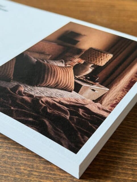 POSTCARDS-BLOCK - Sinnlich. Spürbar. Vielfältig.

Ein Objekt, das bleibt: Der Postcards-Block von CAPOLAVORO Design vereint 60 Postkarten zu einem sinnlich-haptischen Gesamterlebnis. Jede Karte erzählt eine eigene Geschichte – über Räume, Materialien, Stimmungen und Gedanken. Architektur und Design verschmelzen mit persönlichen Zitaten zu einem vielschichtigen Portrait der Marke.

Gedruckt auf hochwertigem Naturpapier, lädt der Block dazu ein, entdeckt, verschenkt oder weitergegeben zu werden – ein wirkungsvolles Kommunikationsinstrument, das ohne grosses Budget Eindruck hinterlässt.

Ästhetik zum Anfassen. Design, das bleibt.

DESIGN. ODER NICHT SEIN.

Design Labor, Visual Design Agency
Signaustrasse 14
CH-8008 Zürich
T 079 887 78 88
info@design-labor.ch

@il_capolavoro_guild_shop @karolinarochman_il_capolavoro 
#interiordesign #postcards #designagentur #grafikdesign #branding